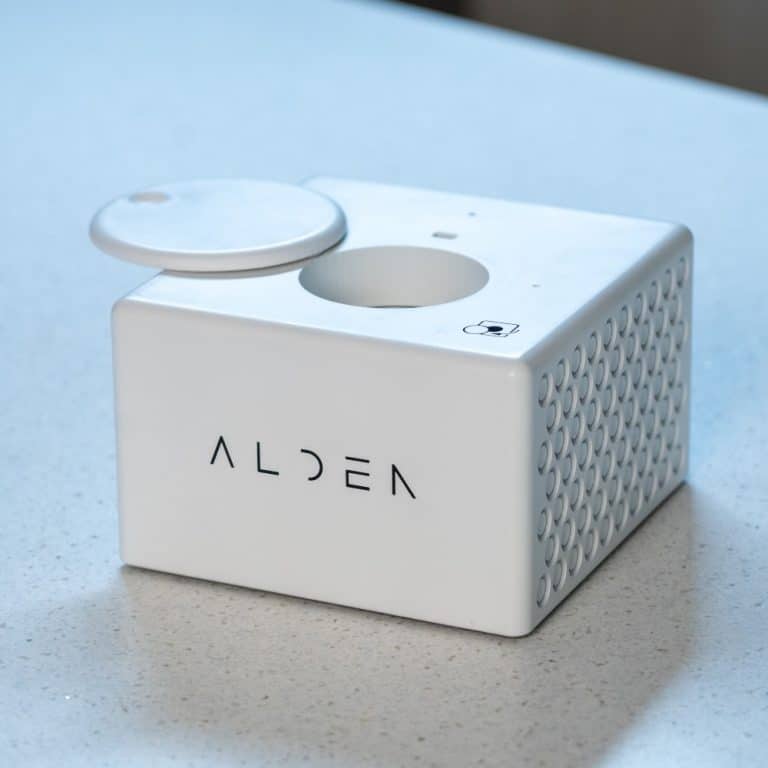 תא הזנת דגימות פתוח במכשיר Alden