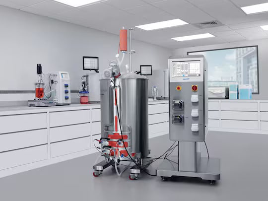 מערכת ביו-ריאקטור Eppendorf BioFlo 720 במעבדה.